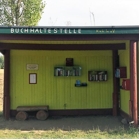 Buchhaltestelle in Bröbberow