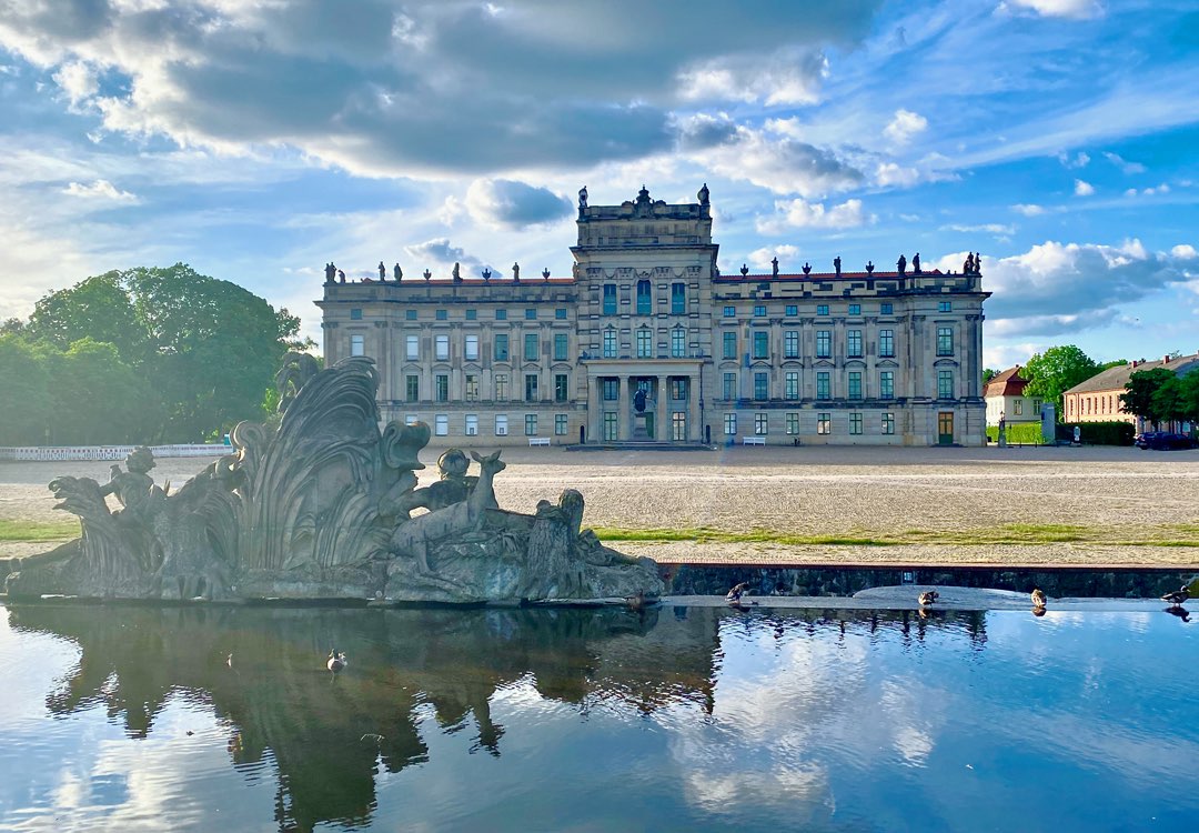 Schloss Ludwigslust mit Brunnen